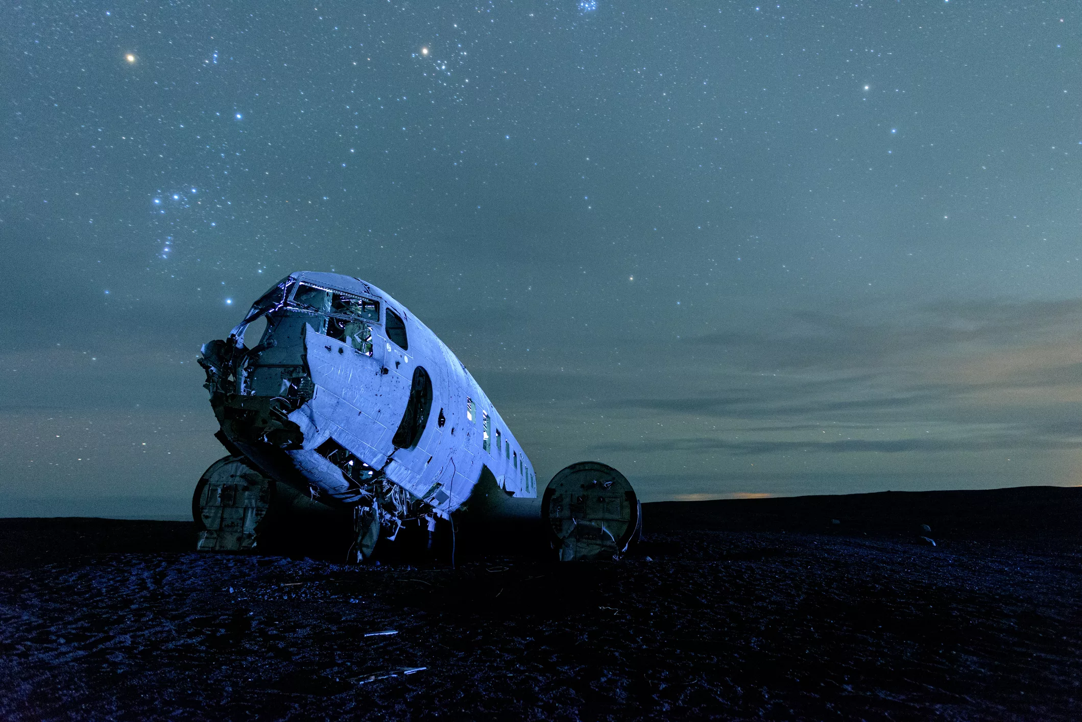 aurora-borealis-and-old-wreck-plane-crashed-in-iceland