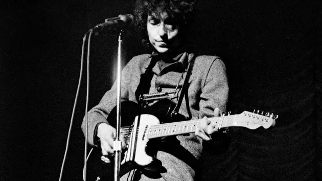 getty_bobdylanplayingtele_05312498631