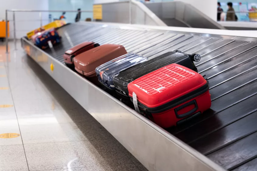 luggages-on-conveyor-belt-in-the-airport
