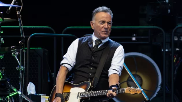 getty_brucespringsteen_082224763237