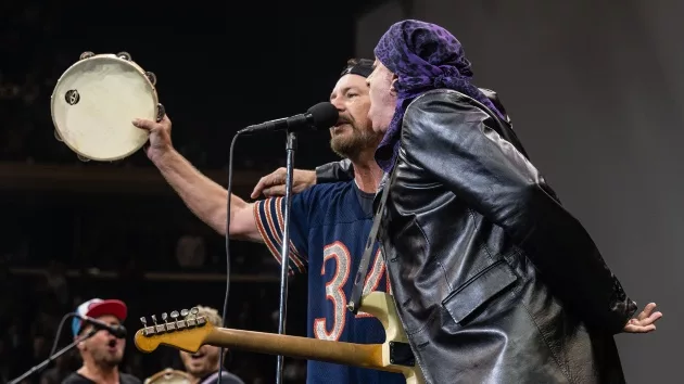 getty_pearljamstevievanzandt_090524728188