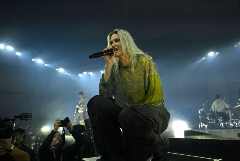 BURBANK, CALIFORNIA - SEPTEMBER 05: Emily Armstrong and Linkin Park perform during a global livestream at Warner Bros. Studios on September 05, 2024 in Burbank, California. (Photo by Timothy Norris/Getty Images for Warner Music)