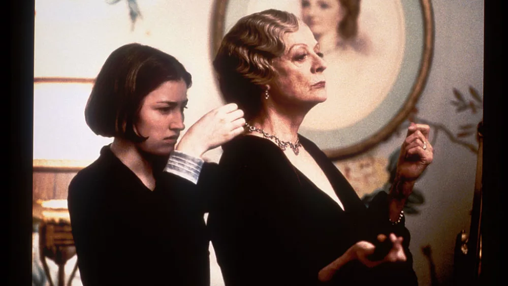 402174 08: (EDITORIAL USE ONLY, COPYRIGHT CHICAGOFILMS) Actors Kelly MacDonald (L) and Maggie Smith appear in a scene from the film "Gosford Park." (Photo by Chicagofilms/Getty Images) - Maggie Smith, acting legend known for Harry Potter and ‘Downton Abbey,’ has died aged 89