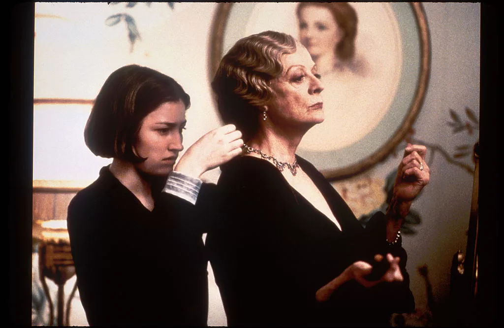 402174 08: (EDITORIAL USE ONLY, COPYRIGHT CHICAGOFILMS) Actors Kelly MacDonald (L) and Maggie Smith appear in a scene from the film "Gosford Park." (Photo by Chicagofilms/Getty Images) - Maggie Smith, acting legend known for Harry Potter and ‘Downton Abbey,’ has died aged 89