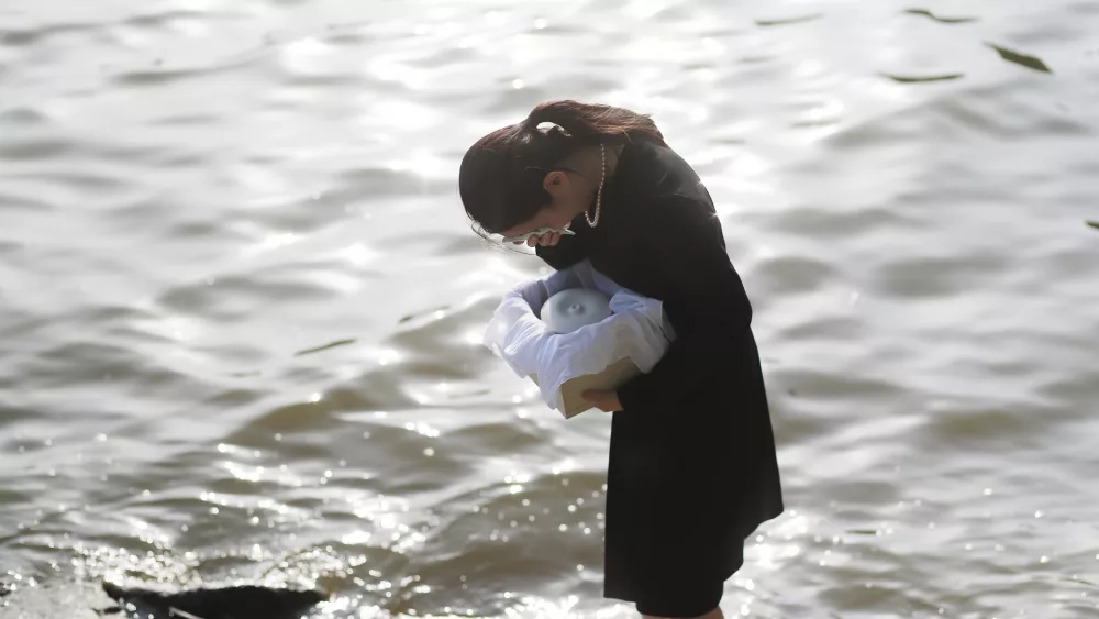 mourner-crying-with-urn