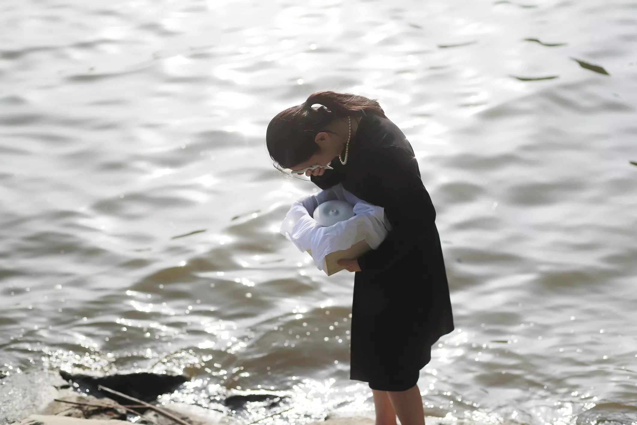 mourner-crying-with-urn