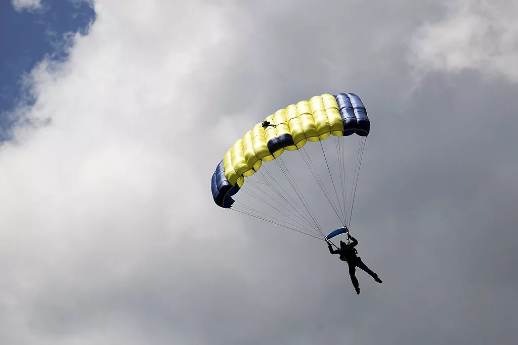 Video Navy parachutist crashlands on mom, teen in Fleet Week airshow