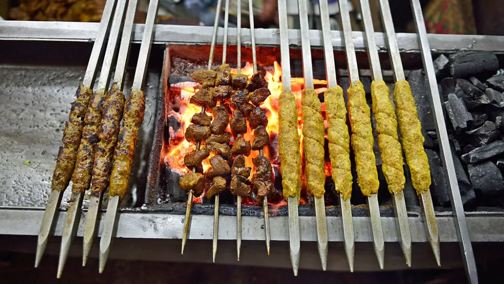 babu-bhai-kabab-wale-at-chitli-qabar-bazaar-near-jama-masjid