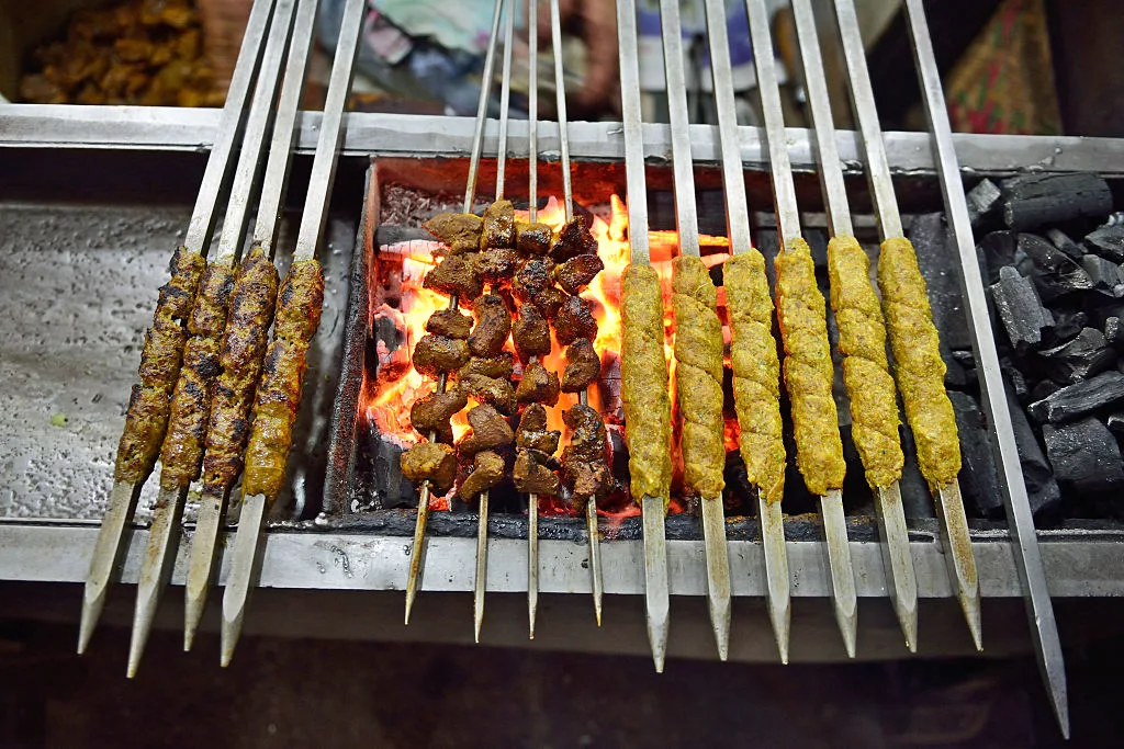 babu-bhai-kabab-wale-at-chitli-qabar-bazaar-near-jama-masjid