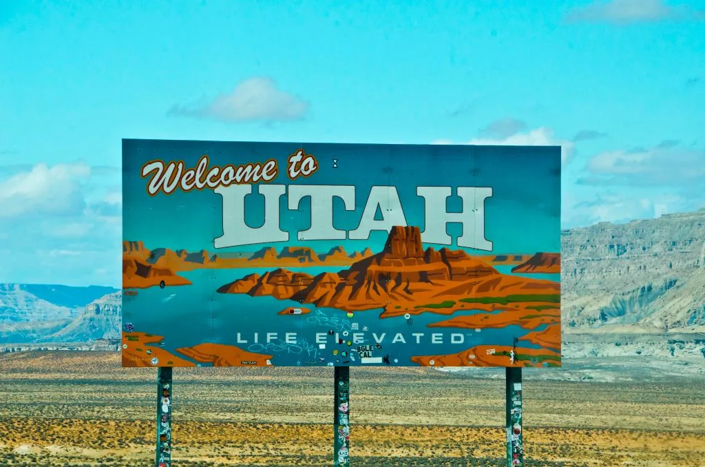 utah-state-line-sign-at-arizona-border