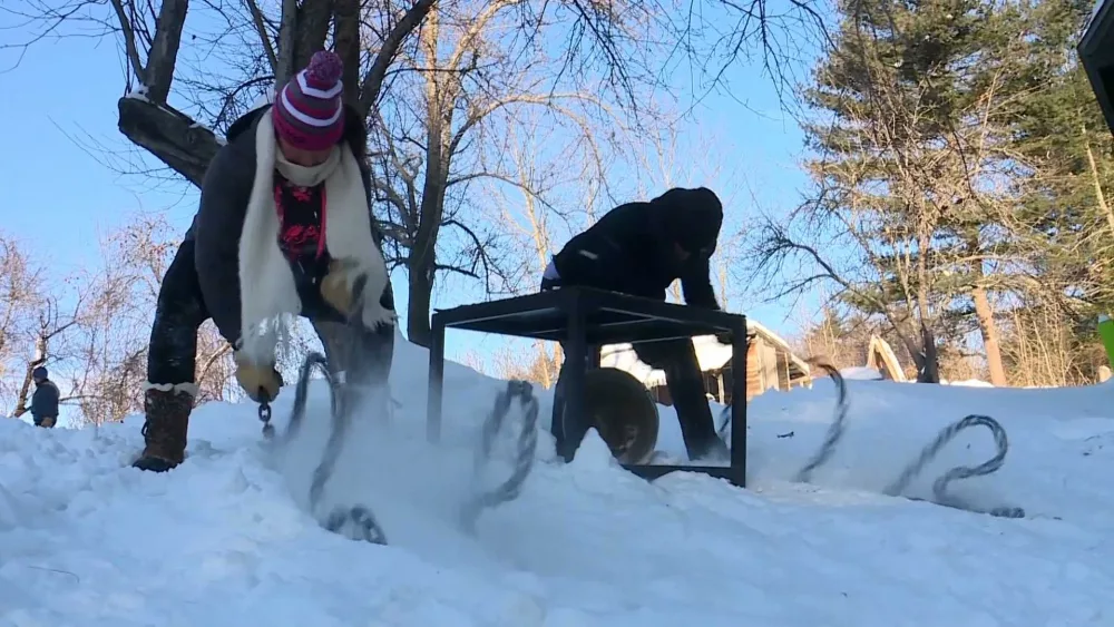 people-exercising-in-snow-67818388dd83a199011