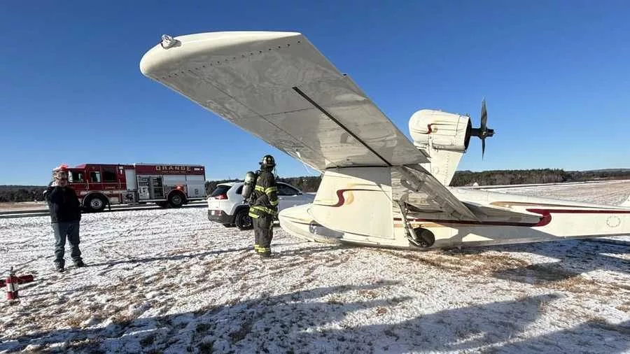 orange-plane-emergency-landing-1-67855afc140b4116680