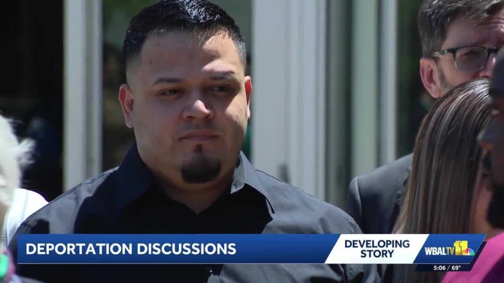 Judge dismisses human smuggling charges against Ábrego García