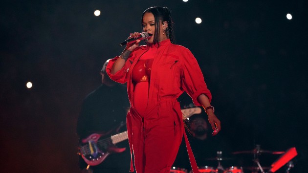 Interpreter Justina Miles performance at the Rihanna's Super Bowl Halftime  Show COMPLETE 