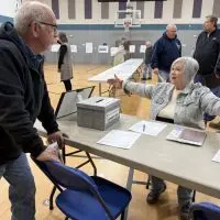 Grand Avenue resident Vicki Mohr (arms outstretched) discusses the long-awaited U.S. 150 reconstruction project with Ward 3 Alderman Evan Miller during Thursday’s IDOT open house at King Elementary School. Mohr told WGIL she’s ‘looking forward to the improvements for sure’ — even though construction can’t start before 2029. (JAY REDFERN/WGIL)