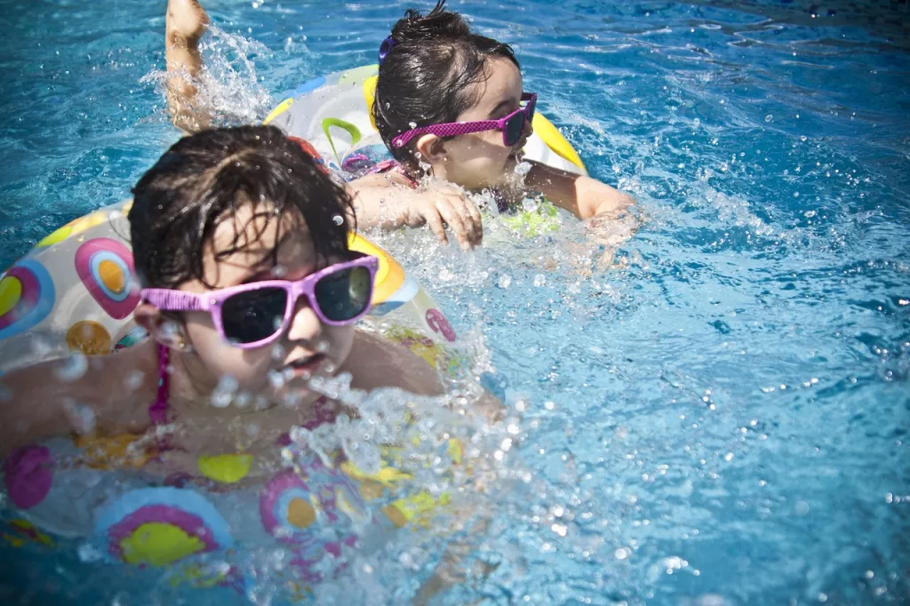 Kids-in-swimming-pool