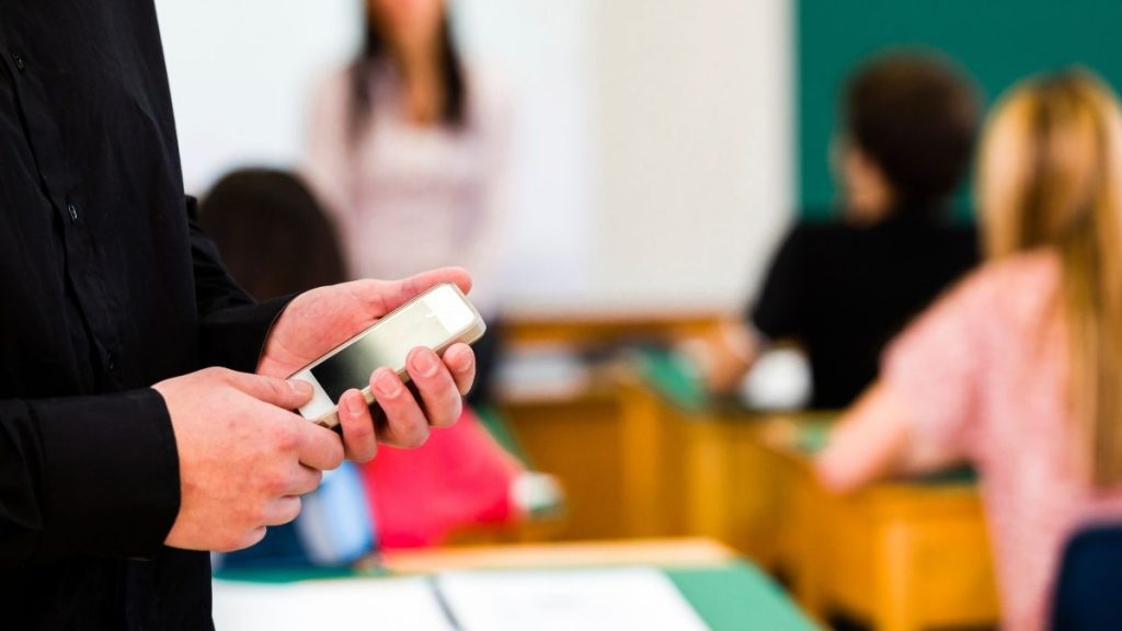 Gov. Reynolds Signs School Cellphone Restriction Bill Into Law