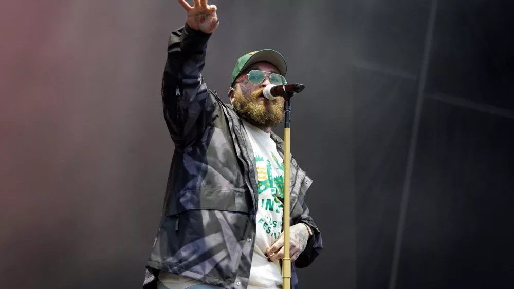 Teddy Swims performs on stage at the 2024 Soundside Music Festival. Bridgeport^ Connecticut - September 29^ 2024