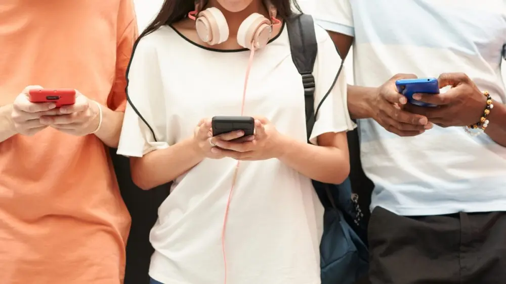 cell-phones-in-hands