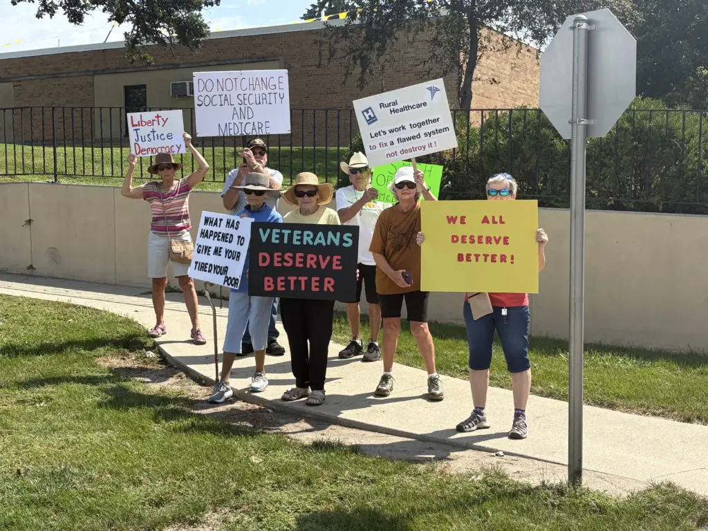 grassley-st-anthony-2025-protesters-2