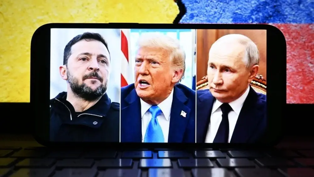 US President Trump^ Russian President Putin and Ukrainian President Zelensky appear side by side on the phone screen. In the background are the Ukrainian and Russian flags. 06.06.2025 New York U.S