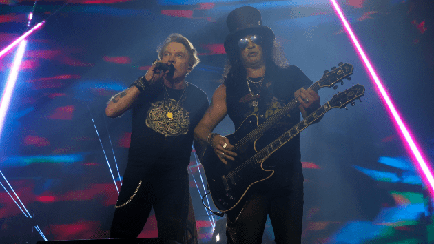 getty_gunsnroses_110323605076