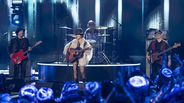 m_4nonblondes_011326382033