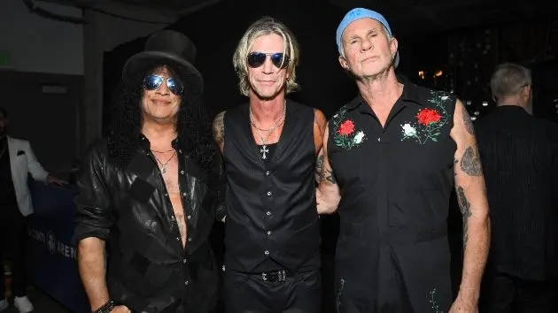 m_slashduffmckaganchadsmithgrammys_020126184918