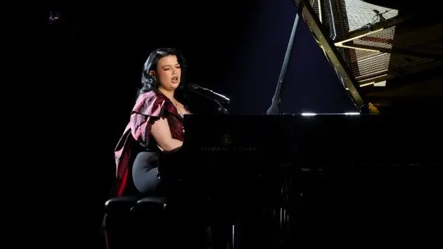 m_lolayounggrammysatpiano_020326537055