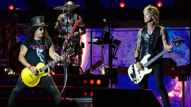 getty_gunsnroses_032426985576