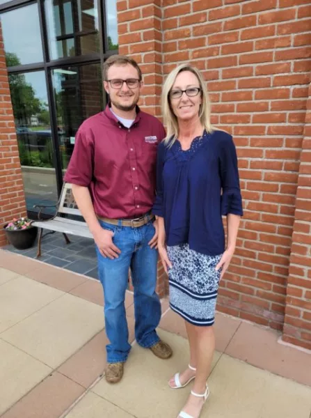 easton-beard-jennifer-beard-farmers-state-bank-of-elmwood-e1625333189773