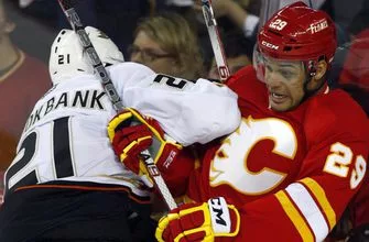 pi-nhl-flames-akim-aliu-060820-vresize-335-220-high_-0