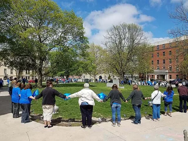 4-20-17-hands-around-the-courthouse-3