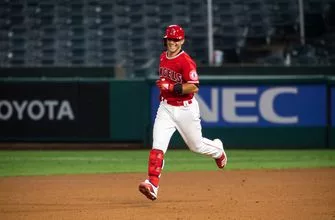 la-stella-walk-off-hr-pic-vresize-335-220-high_-0