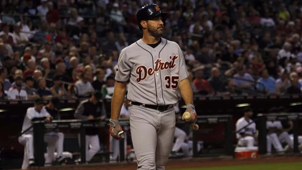 Justin Verlander loses no-hit bid on bunt, Max Scherzer on bouncer