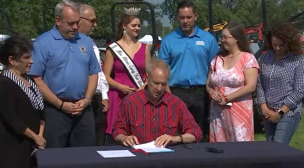 rauner-hemp-weight-bills-signing
