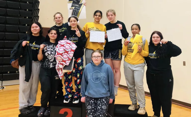 Galesburg girls wrestlers advance to setionals