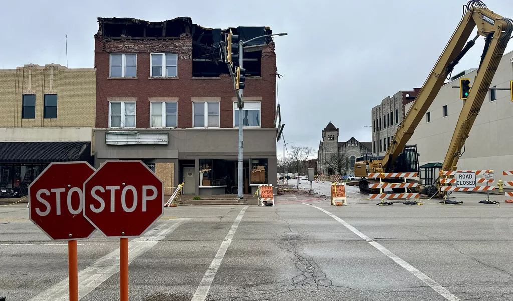 City plays waiting game on fire-damaged downtown Galesburg building ...