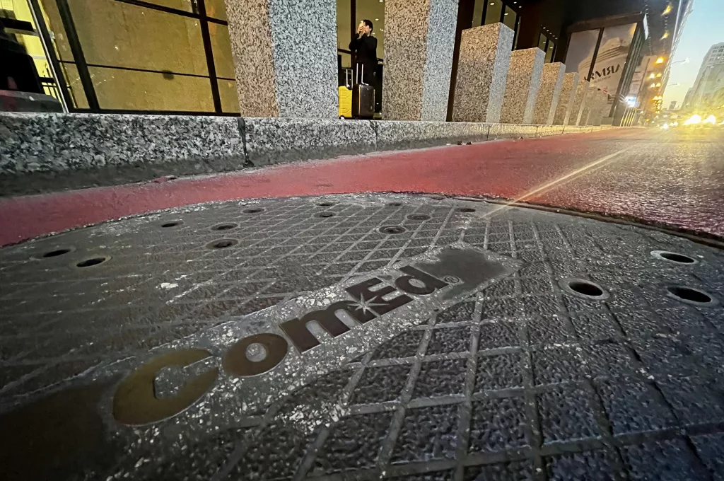 A Commonwealth Edison-branded manhole cover sits outside the Dirksen Federal Courthouse in Chicago, where former Illinois House Speaker Michael Madigan is on trial for allegedly taking bribes from ComEd, along with other alleged acts of corruption. (Capitol News Illinois photo by Hannah Meisel)