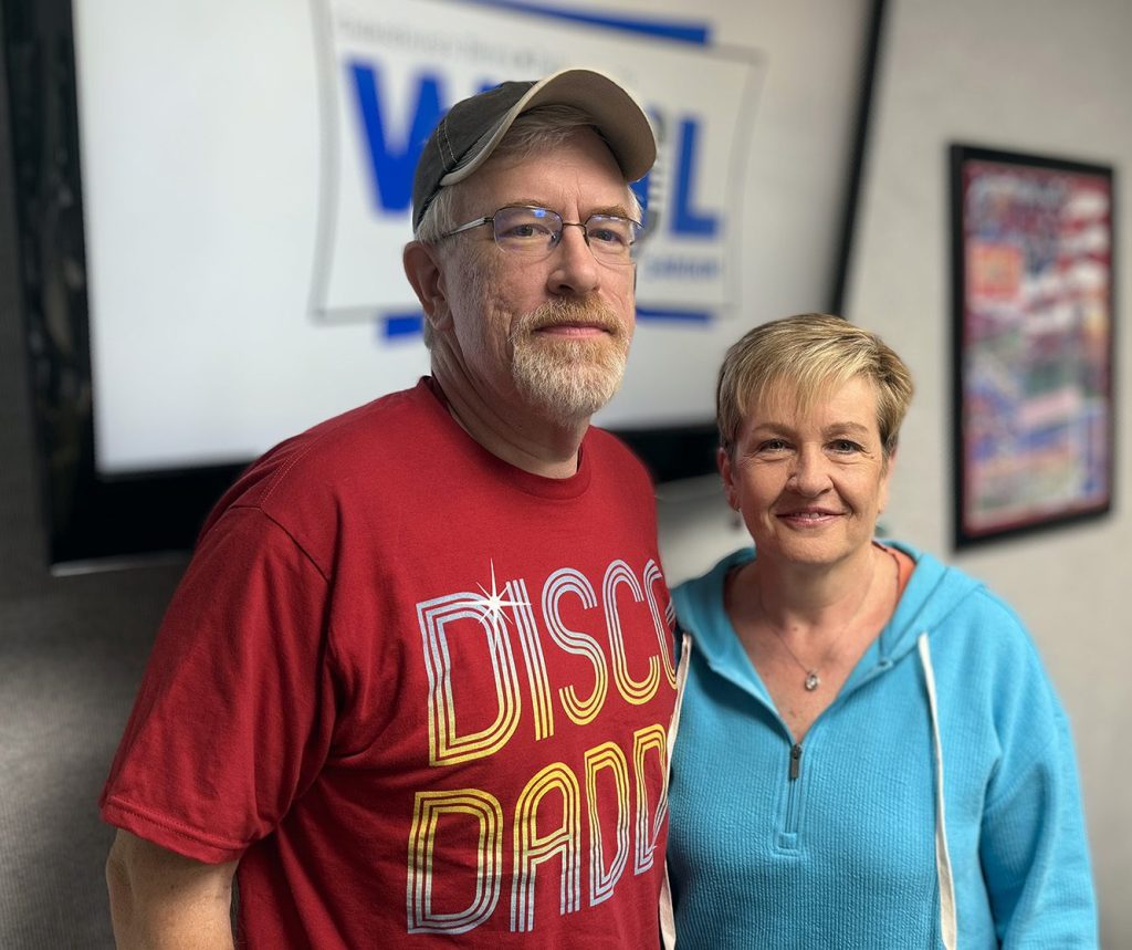 Wes Young and Margie Allen with Choral Dynamics of Galesburg. (WGIL)