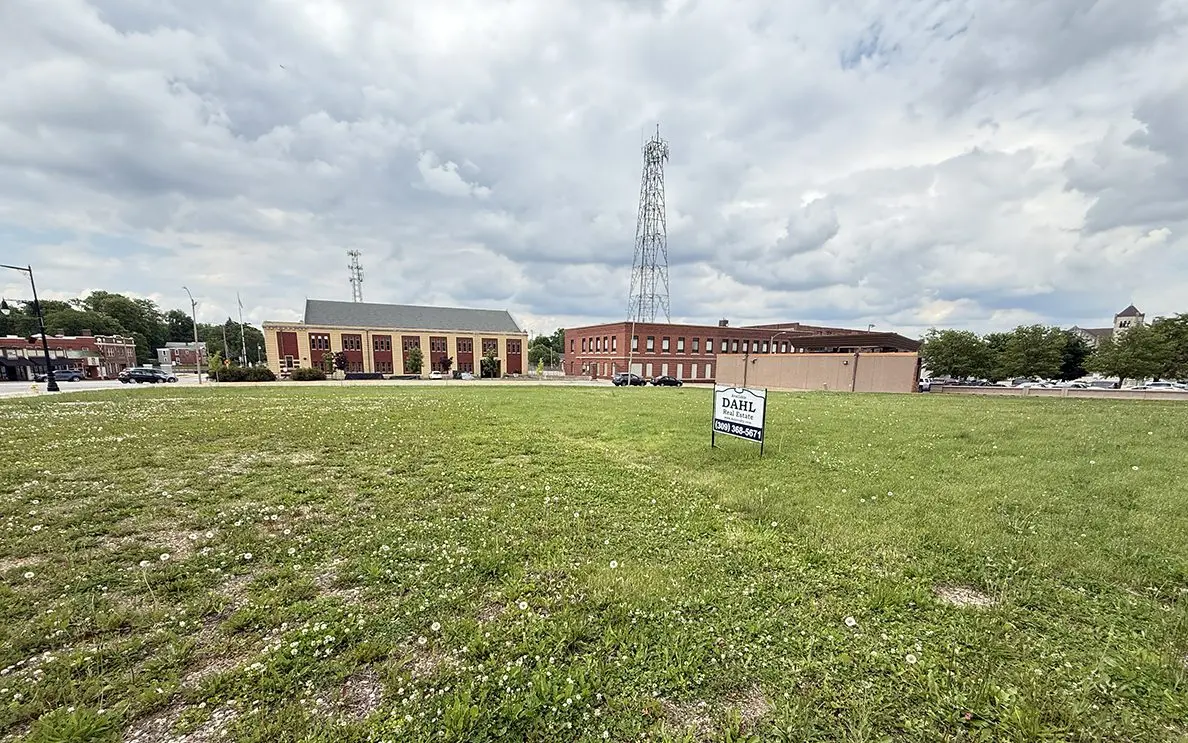 The City of Galesburg is considering the acquisition of property located onthe northeast corner of the Public Square. 