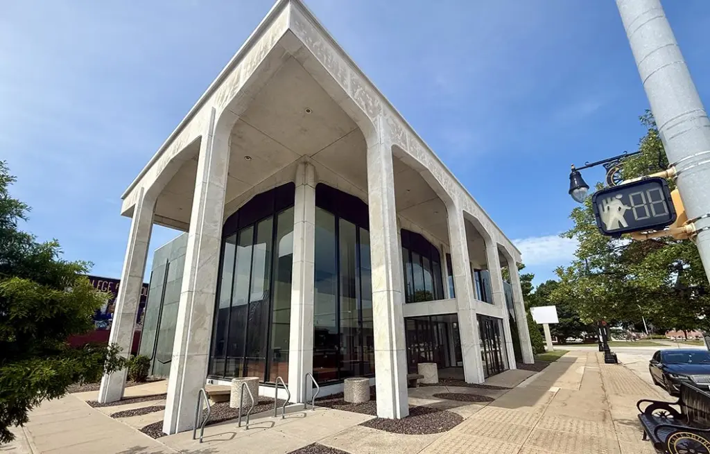 Knox County will move some of its non-judicial officers to the former Wells Fargo Bank building at 50 E. Main St. in Galesburg. (JAY REDFERN/WGIL)