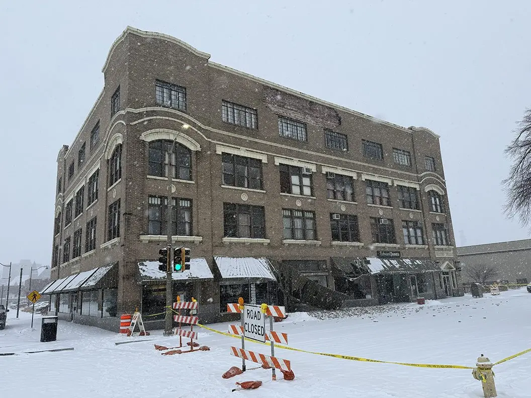 Bricks Fall from Weinberg Arcade Building – Downtown Galesburg