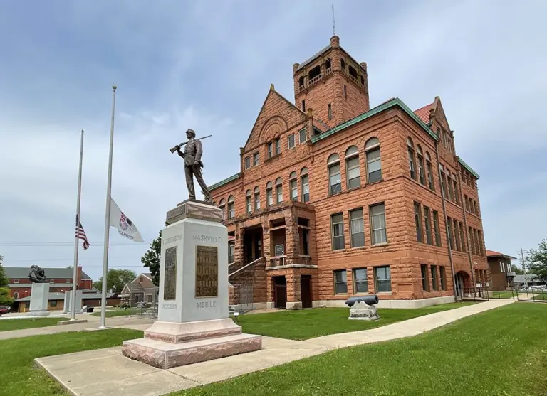 Warren County Courthouse in Monmouth