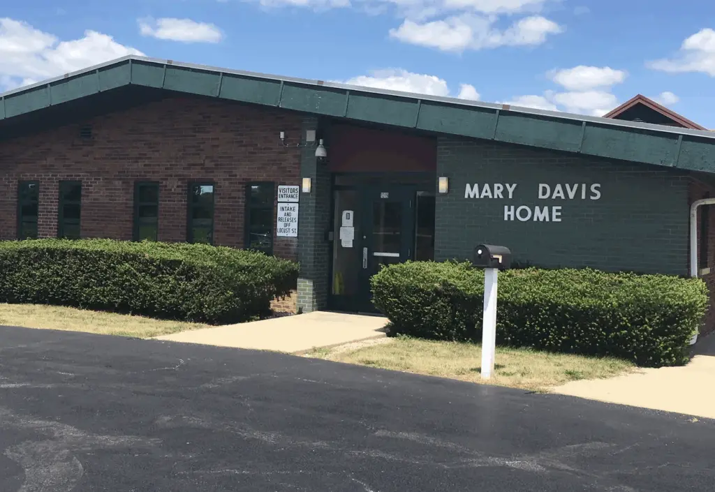 Exterior view of the Mary Davis Juvenile Detention Center in Galesburg, Illinois