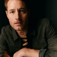 Alt: Actor Justin Hartley, Knox College 2026 commencement speaker
