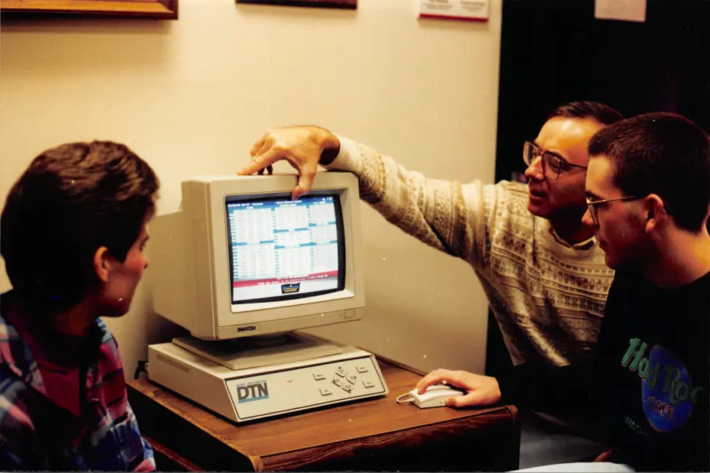 Ted Mottaz pointing at a computer screen while teaching students at Carl Sandburg College