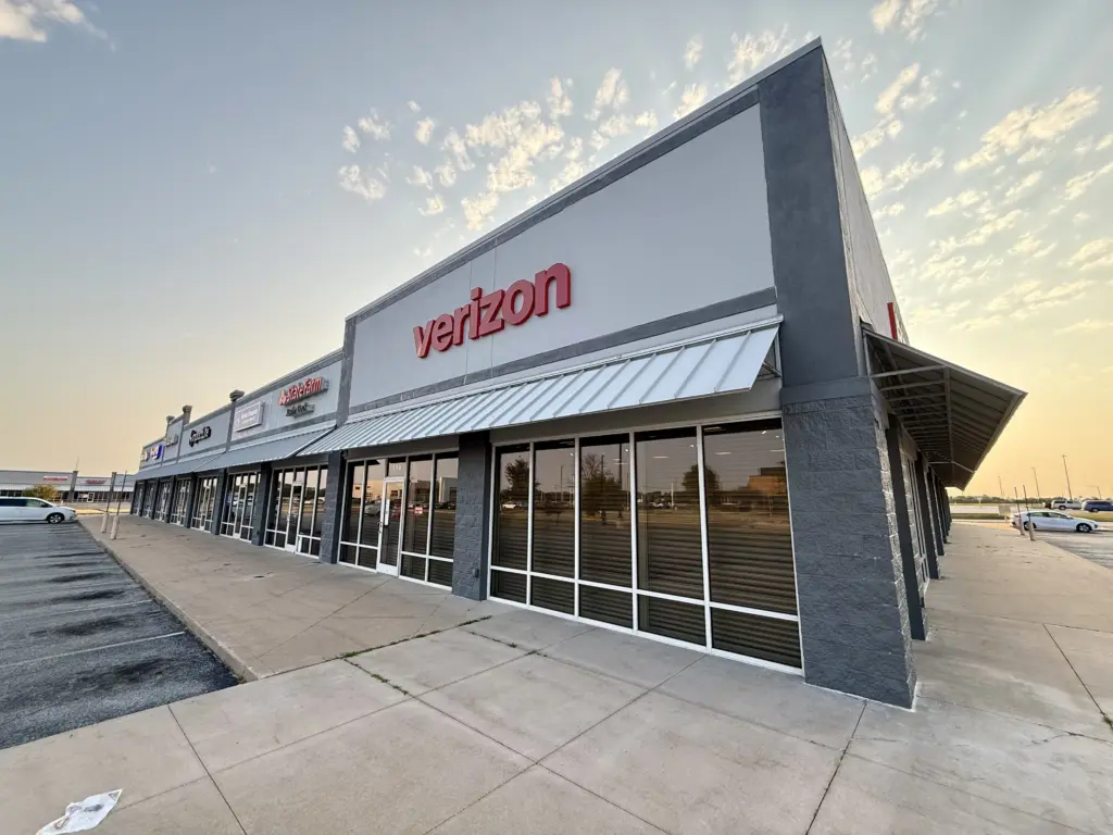 Exterior of the Verizon store at Seminary Square in Galesburg, Illinois, at sunrise.