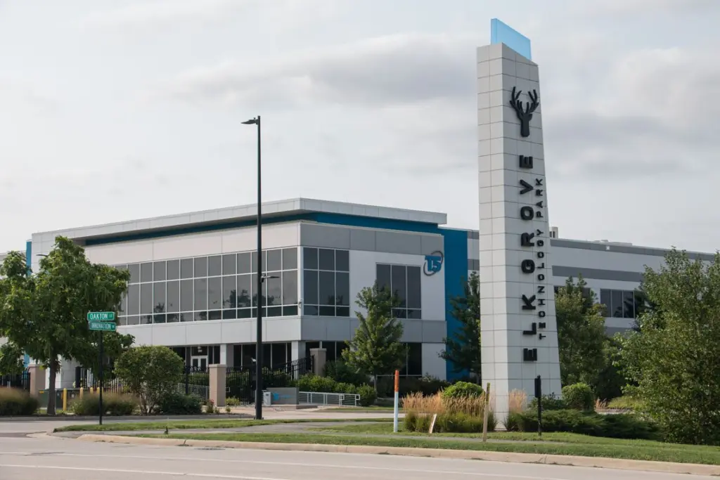 The T5@Chicago II hyperscale data center sits at 200 Innovation Drive in Elk Grove Village, nicknamed the ‘data center capital of the Midwest’ for its high per-capita concentration of data centers. (Capitol News Illinois photo by Maggie Dougherty)