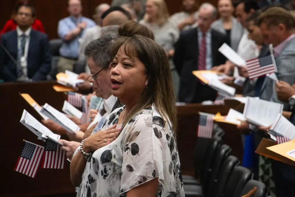 New citizens sing the Star-Spangled Banner during an Aug. 18, 2026, naturalization ceremony in Chicago. (Capitol News Illinois photo by Maggie Dougherty)